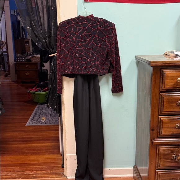 Elegant Black Jumpsuit with Red Patterned Jacket - Picture 4 of 8